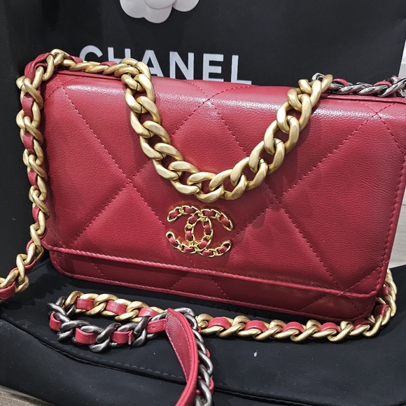 *SOLD* Chanel 19 Wallet On Chain - Picture 2 of 12